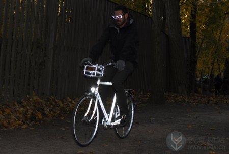 夜间行车安全创意的荧光自行车