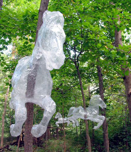 透明胶带制作的创意雕塑艺术作品