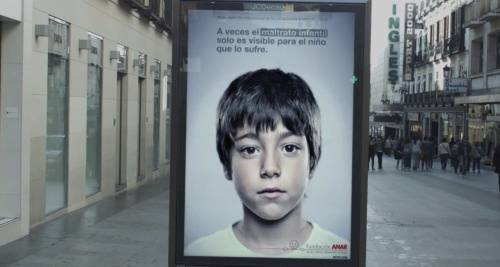 保护儿童的公益广告宣传牌