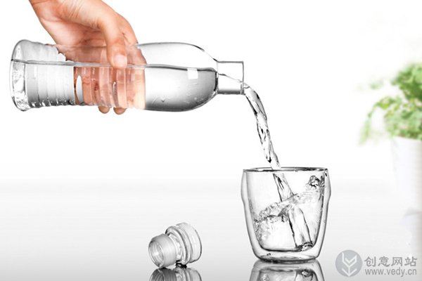 矿泉水瓶样式的创意玻璃瓶子