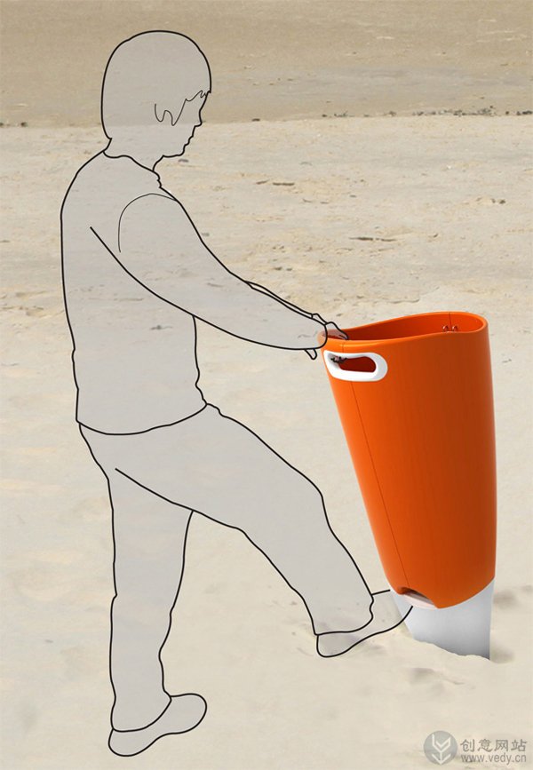 沙滩上移动的创意垃圾桶