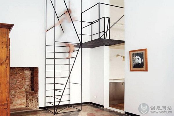 复式家居的创意金属楼梯设计